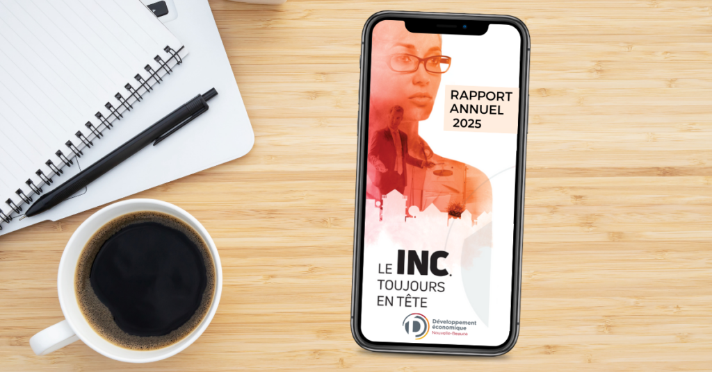 Téléphone affichant le rapport annuel 2025 du DENB, café et carnet sur un bureau