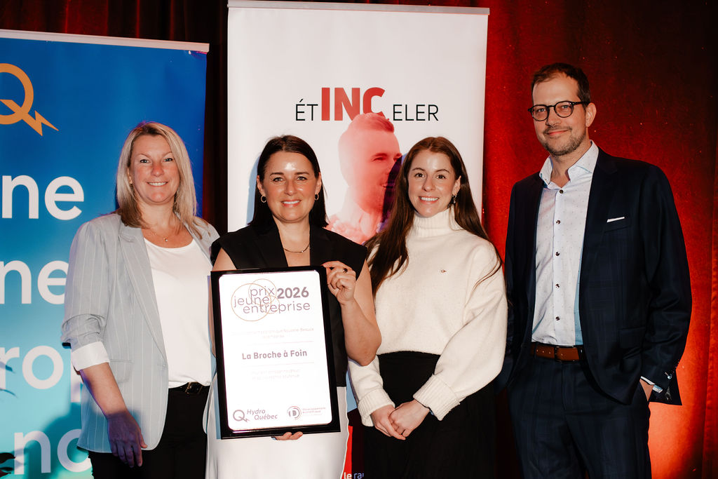 Remise de prix à La Broche à Foin, quatre personnes avec un certificat encadré