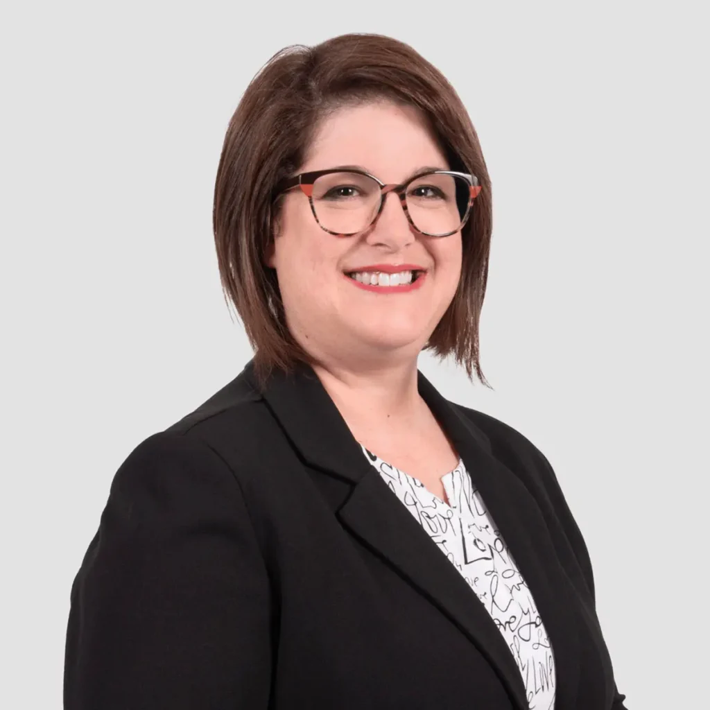 Portrait professionnel d’une femme souriante avec lunettes
