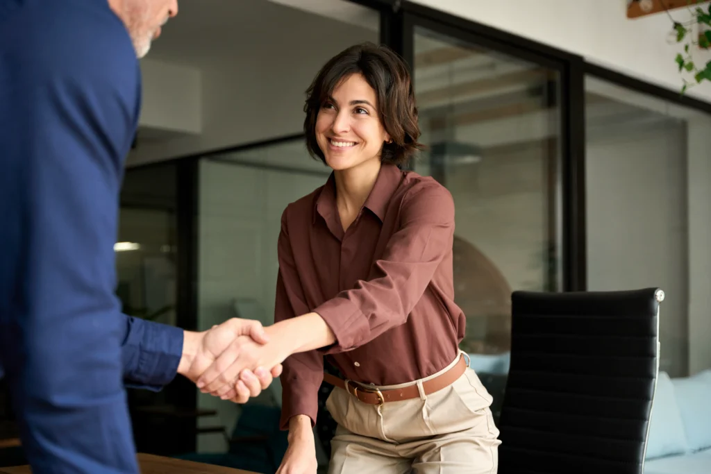 Poignée de main professionnelle dans un bureau moderne