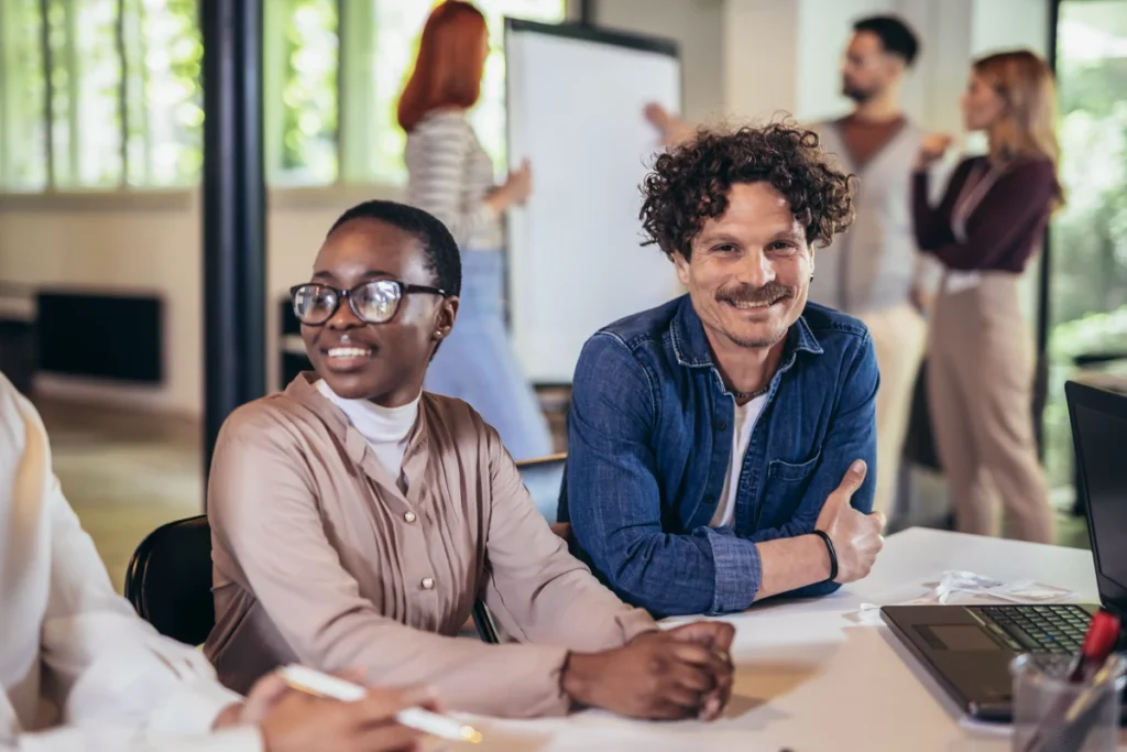 Entrepreneurs souriants lors d'un atelier