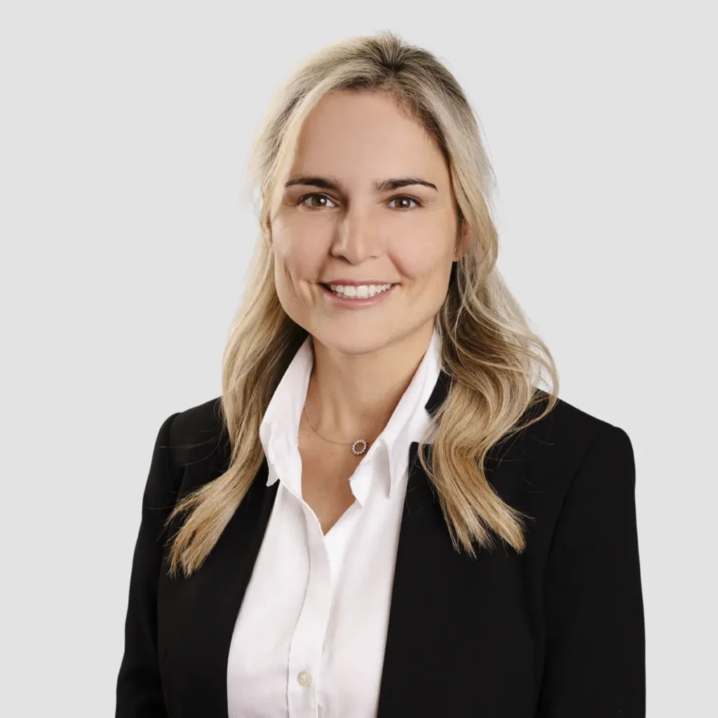 Portrait professionnel d’une femme souriante en blazer noir