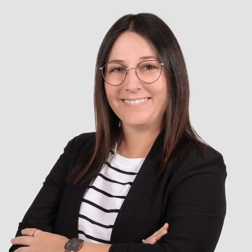Portrait professionnel femme souriante aux lunettes