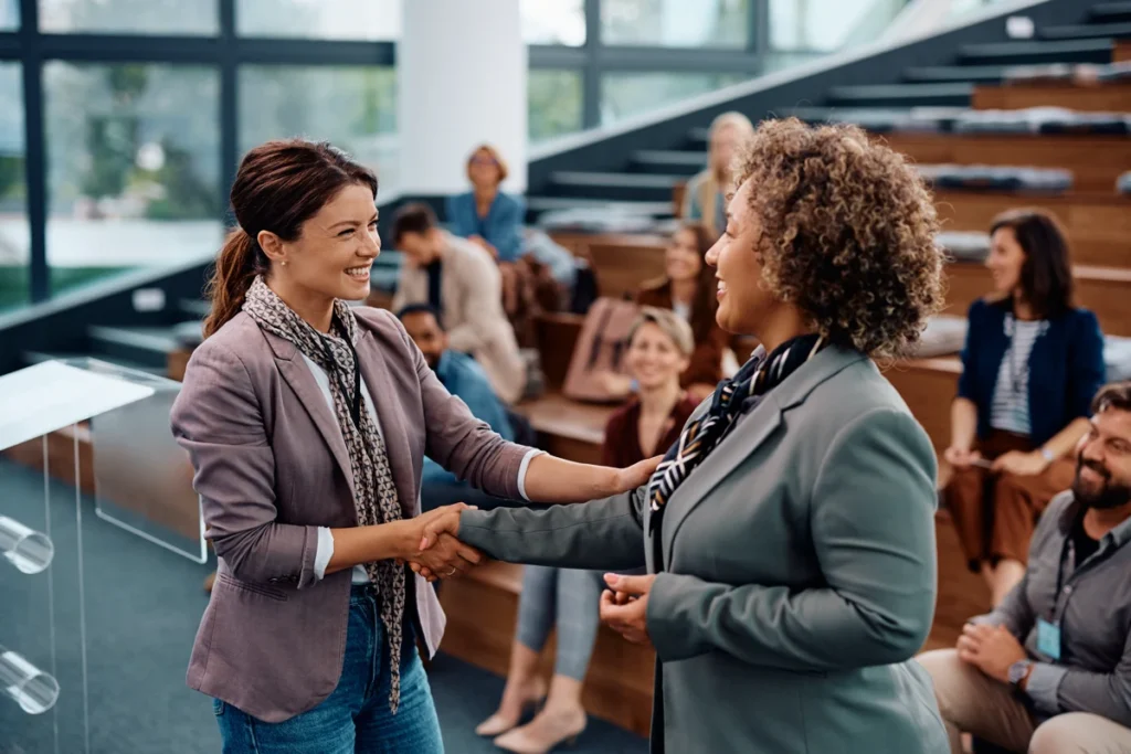 Poignée de main entre femmes d'affaires lors d'un événement