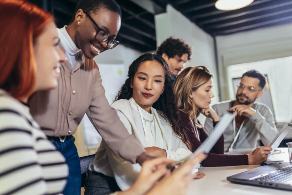 Équipe diversifiée de professionnels collaborant autour d'une table dans un bureau moderne
