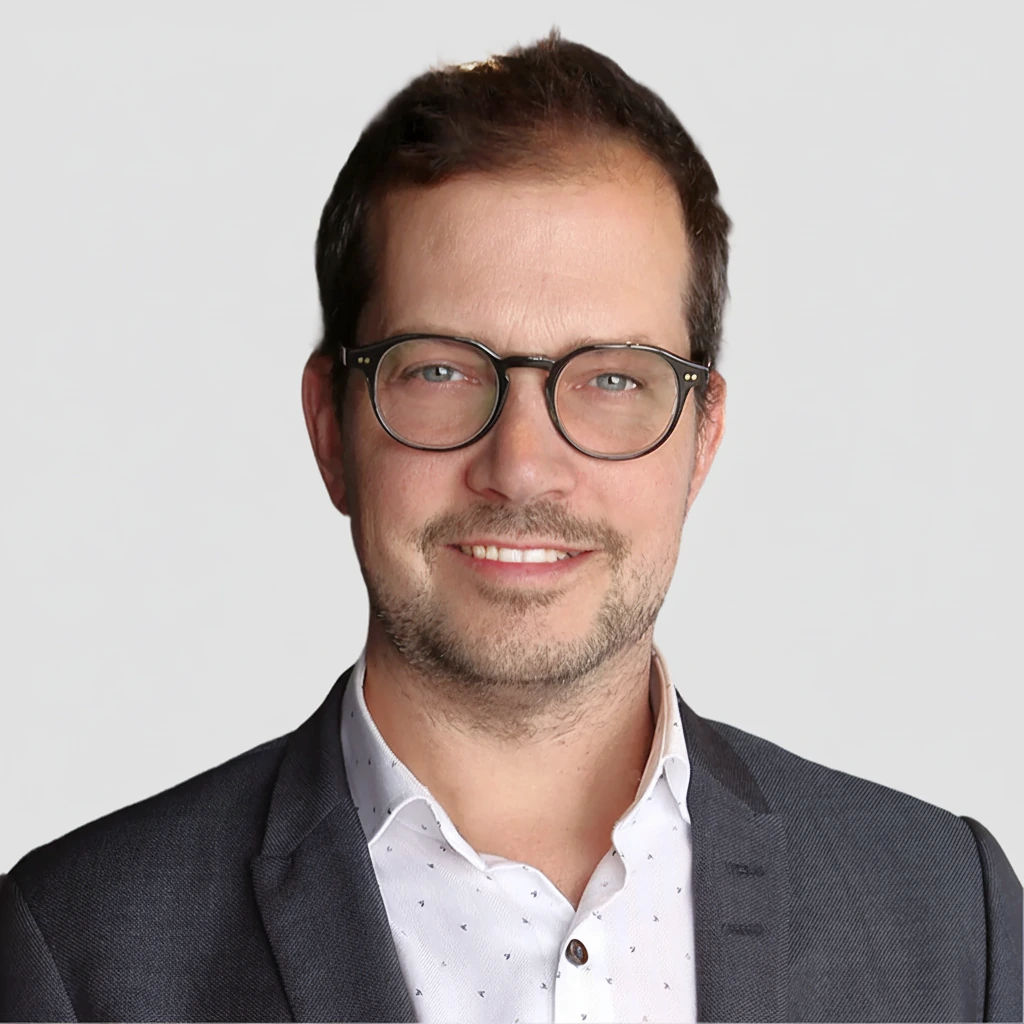 Portrait de Christian Marcoux, en veston et lunettes
