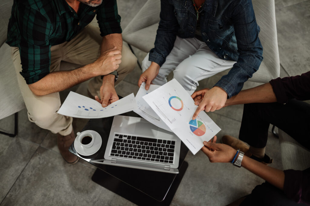 Réunion analysant graphiques et rapports financiers