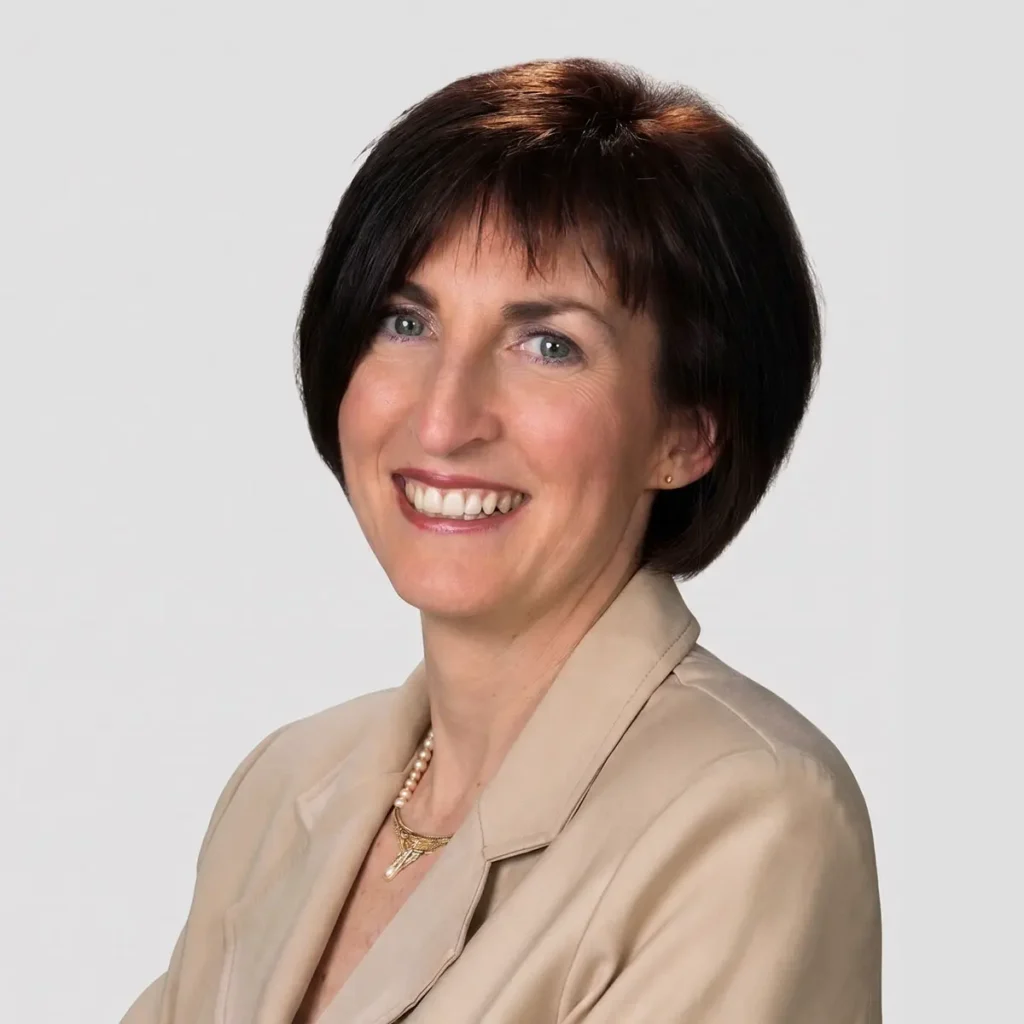 Portrait professionnel d’une femme souriante en veste beige