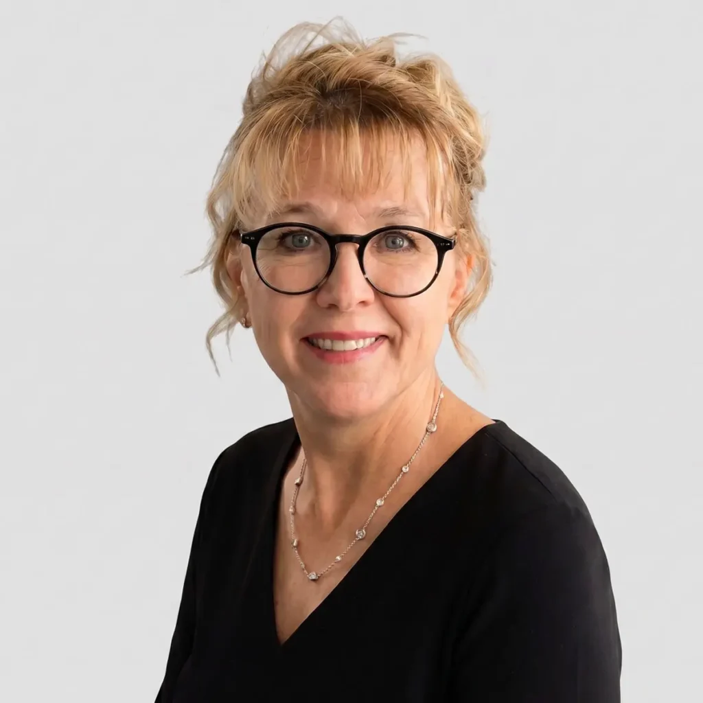 Portrait d’une femme souriante avec lunettes noires