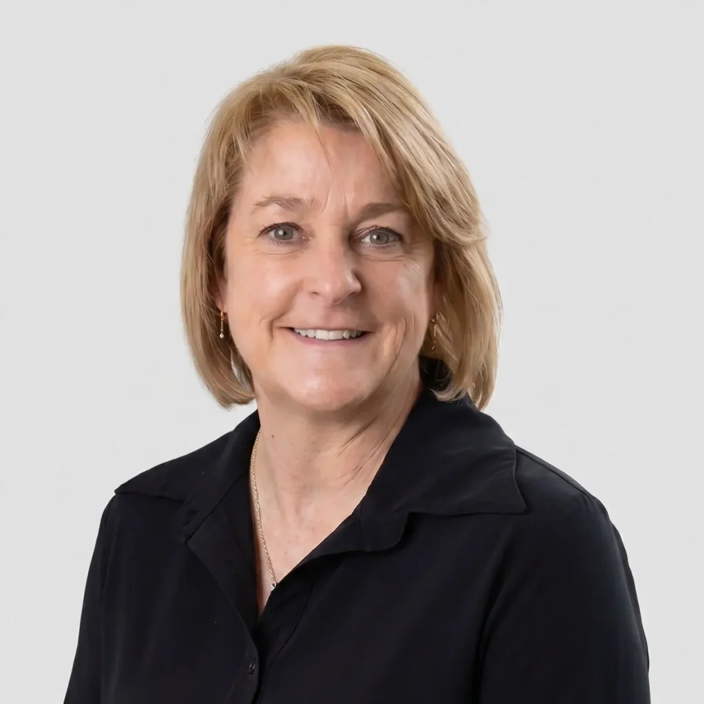 Portrait d’une femme souriante aux cheveux blonds