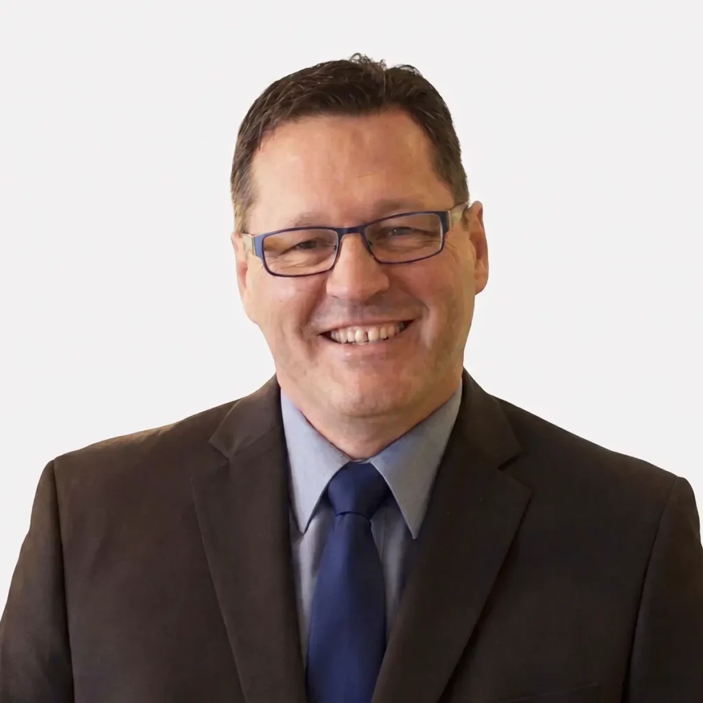 Homme souriant en costume et lunettes
