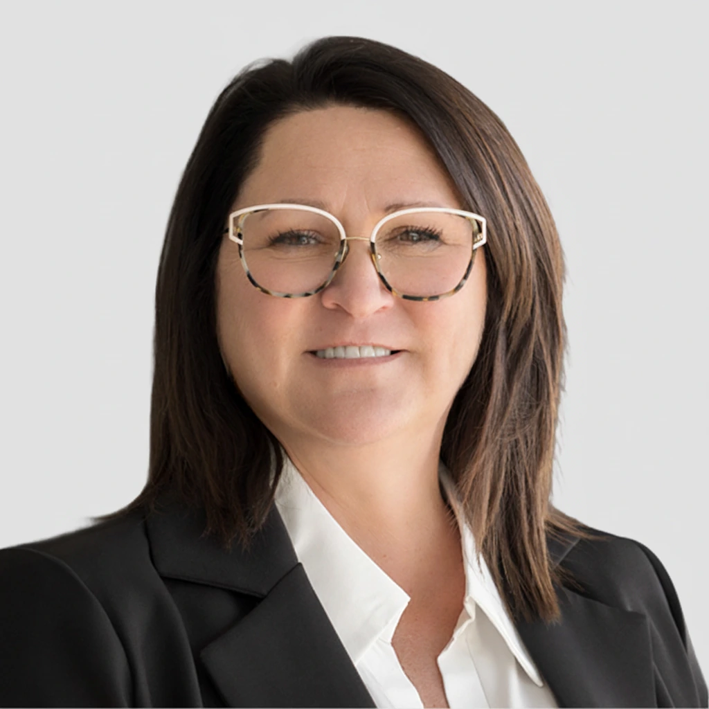 Portrait de Luce Lacroix, en veston et lunettes
