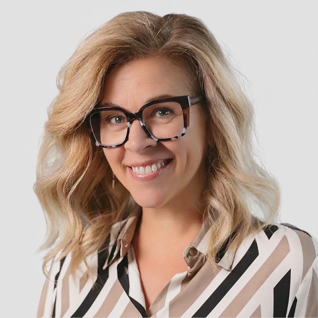 Portrait de Nancy Labbé, cheveux blonds et lunettes