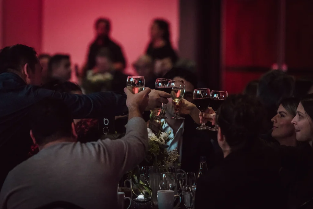 Personnes trinquant avec des verres de vin