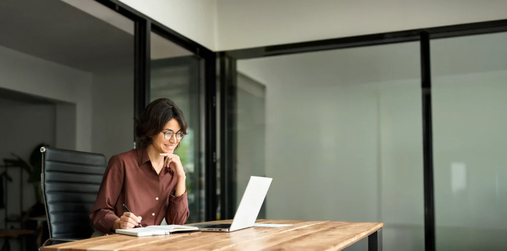 Femme travaillant sur ordinateur portable au bureau moderne