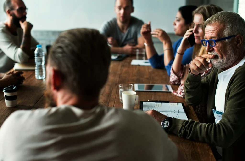 Réunion d’équipe autour d’une table en discussion