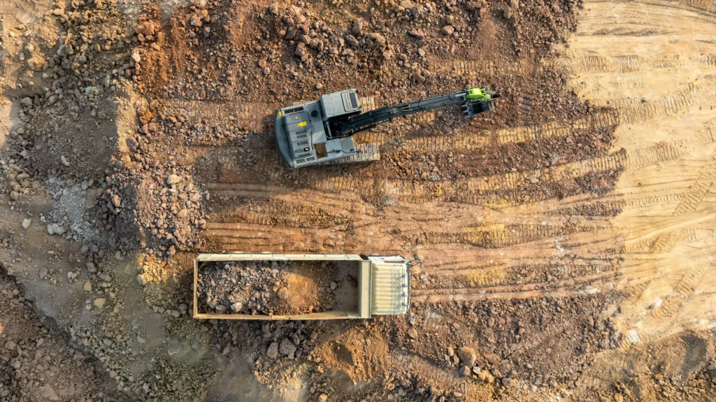 Pelleteuse chargeant un camion sur chantier