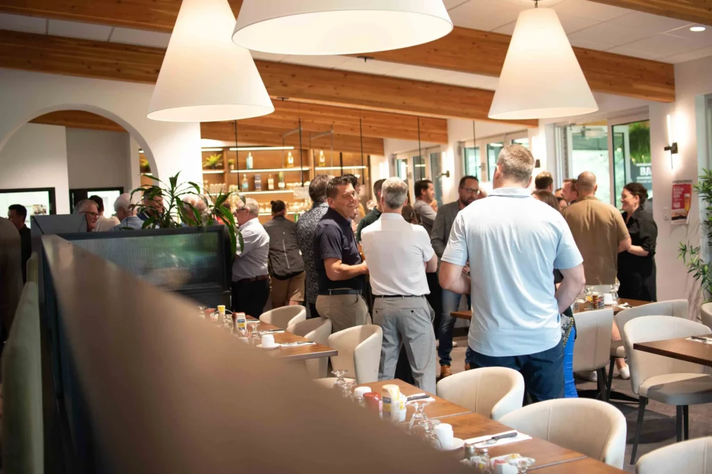 Personnes discutant lors d’un événement dans un restaurant