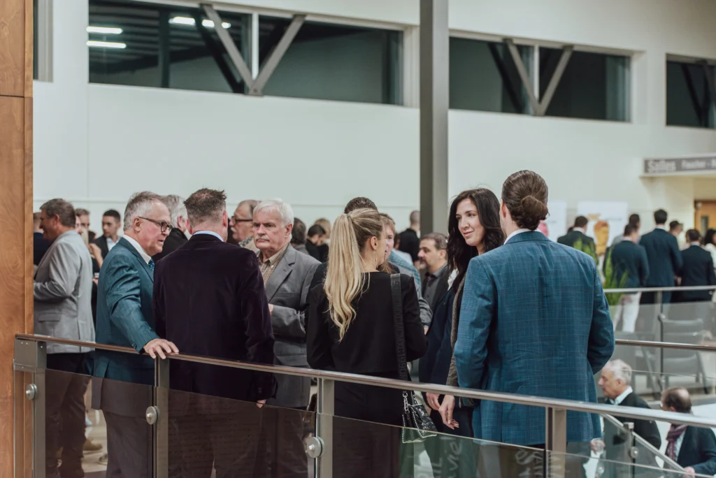 Professionnels échangeant lors d’un événement en intérieur