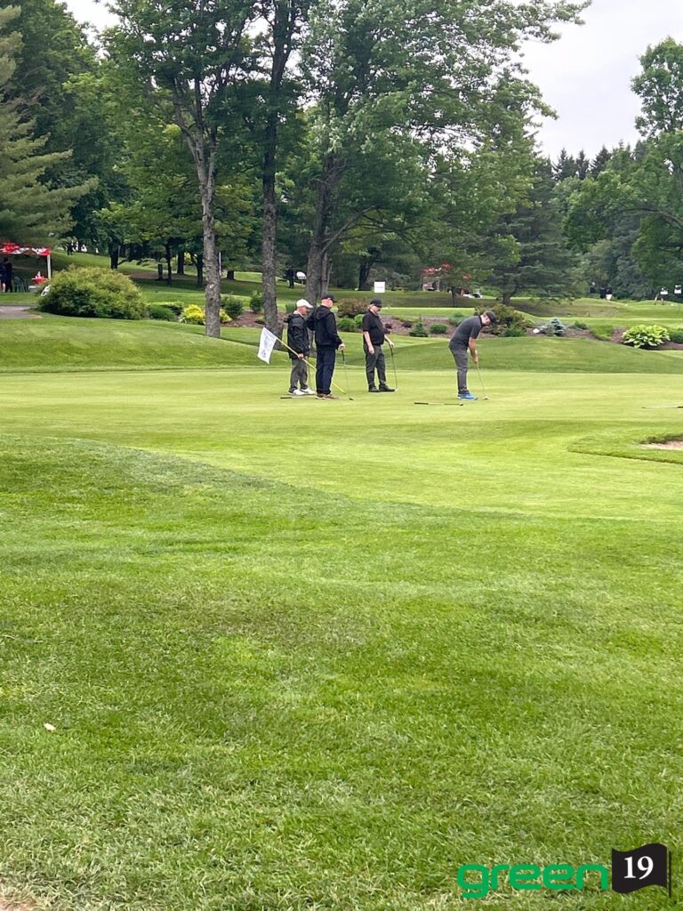 Golfeurs sur le green en pleine partie