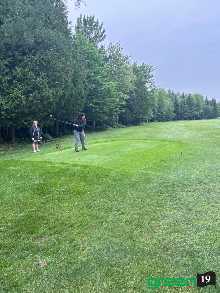 Deux femmes jouent au golf sur green