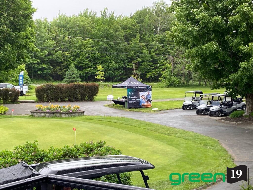 Terrain de golf avec tentes et voiturettes
