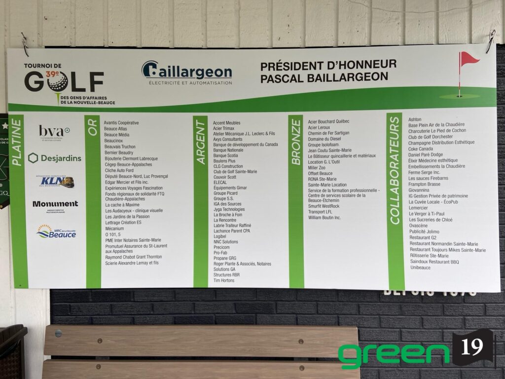 Panneau des commanditaires d’un tournoi de golf