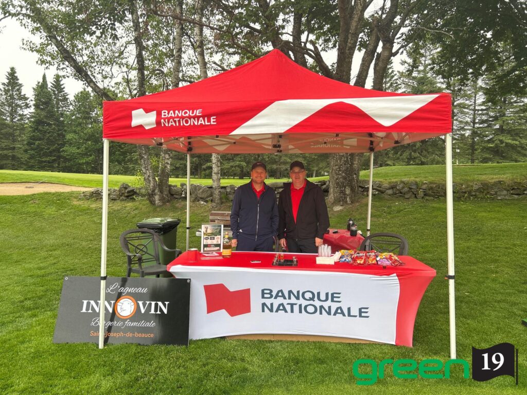 Stand Banque Nationale sur terrain de golf