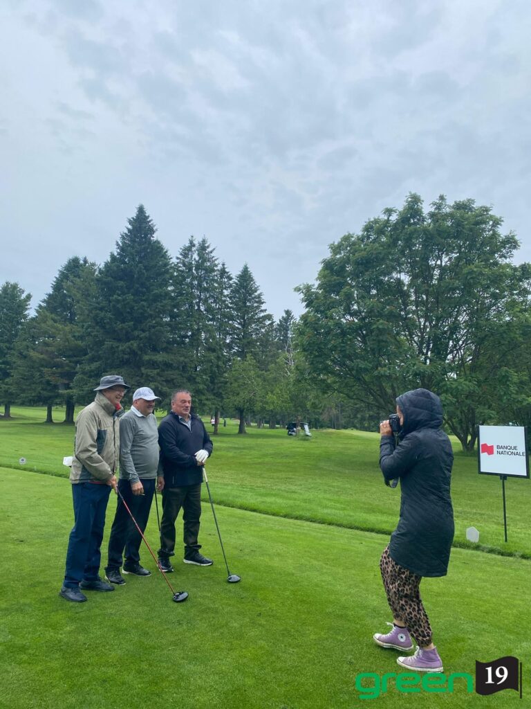 Golfeurs posant pour photo sur un parcours