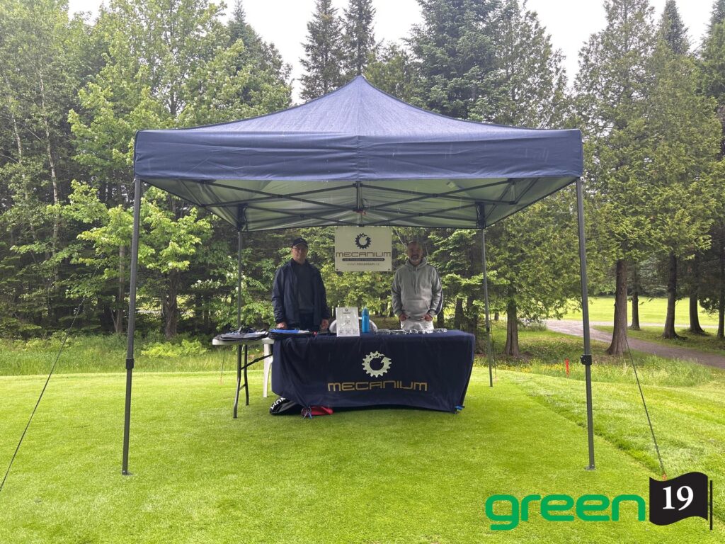 Stand Mecanum sous tente sur terrain de golf