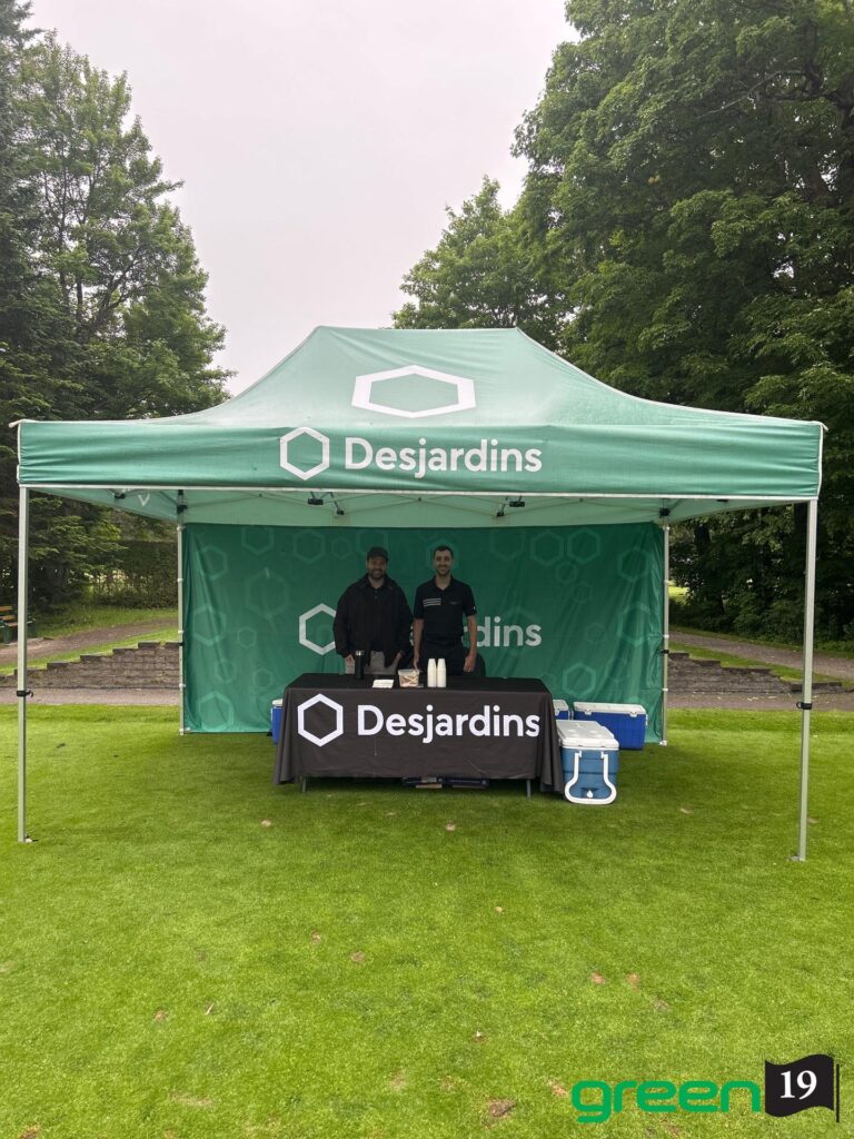 Stand Desjardins sous tente lors d’un événement extérieur
