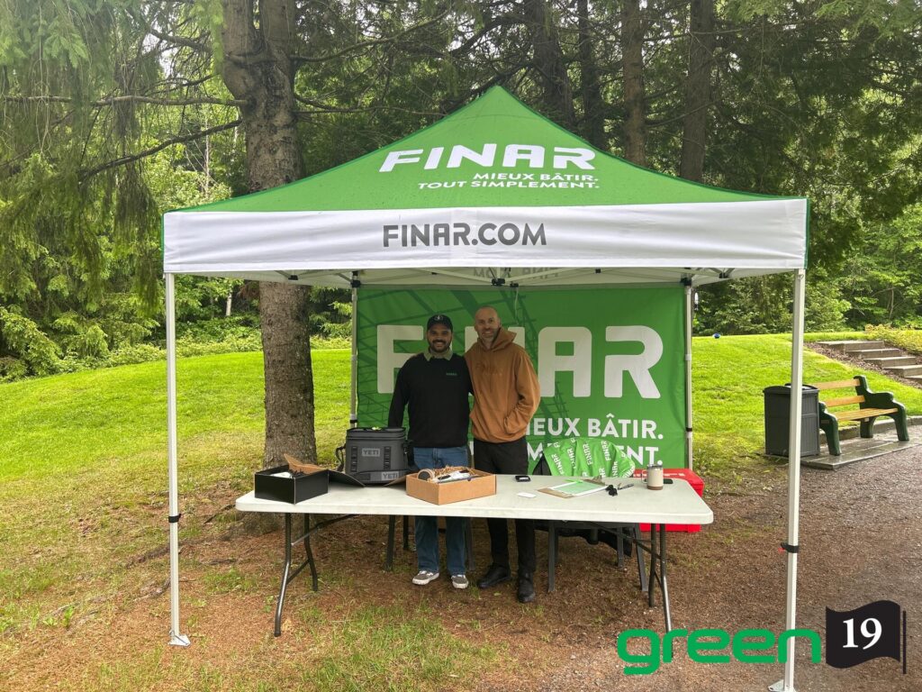 Stand FINAR sous tente verte en extérieur