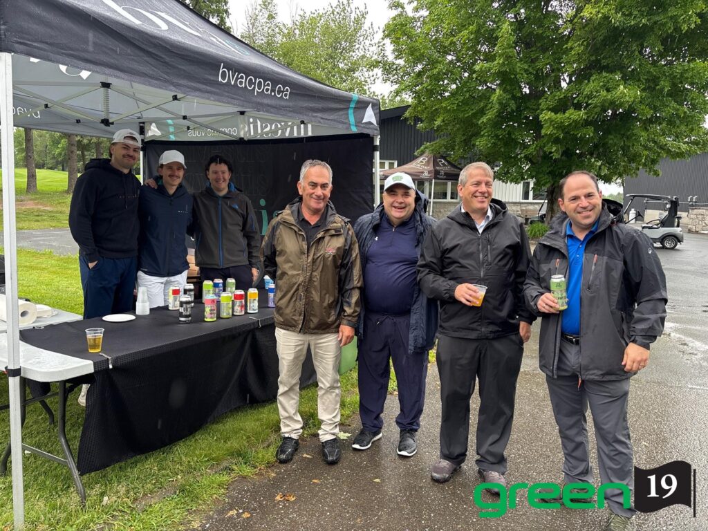 Groupe d’hommes sous tente lors d’événement golf