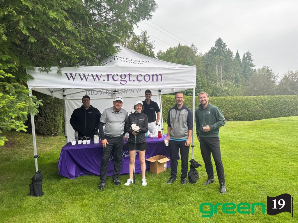 Équipe sous tente lors d’un tournoi de golf