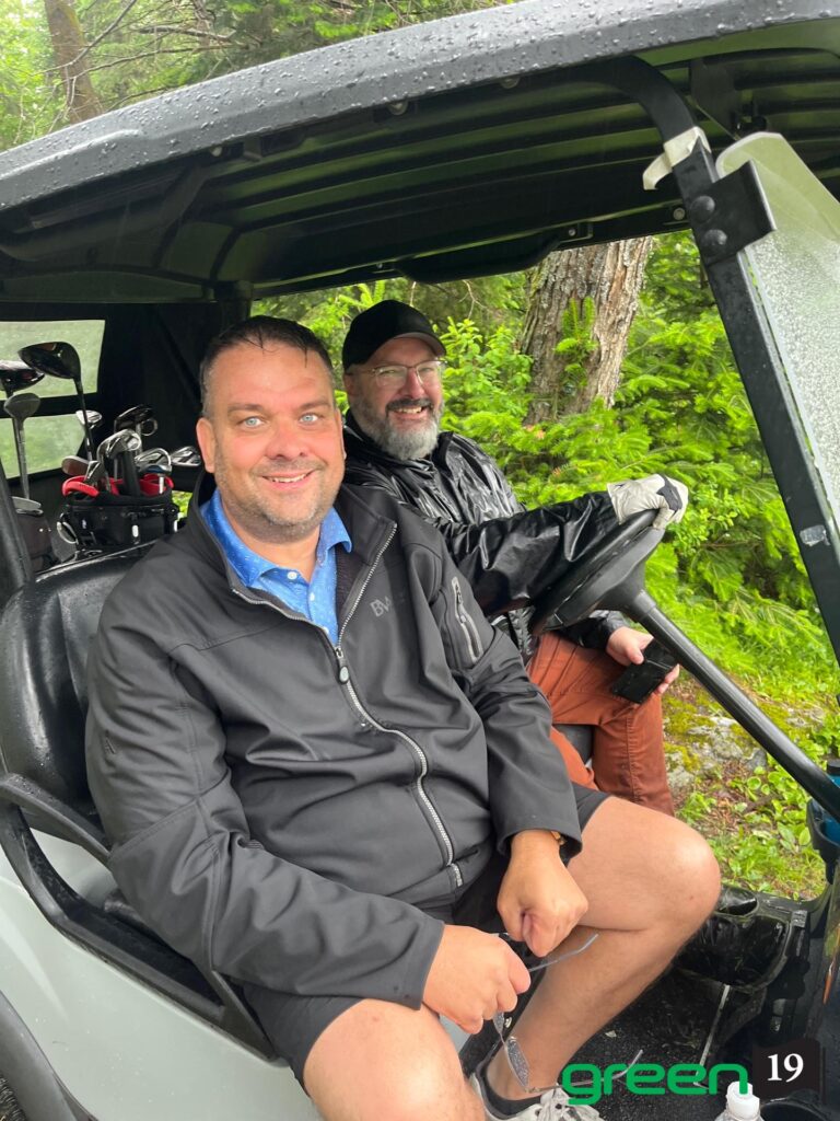 Deux hommes dans une voiturette de golf