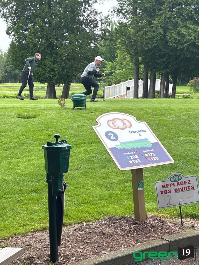Deux golfeurs sur un parcours verdoyant