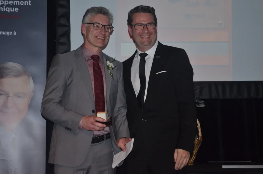 Deux hommes en costume lors d’une remise de prix