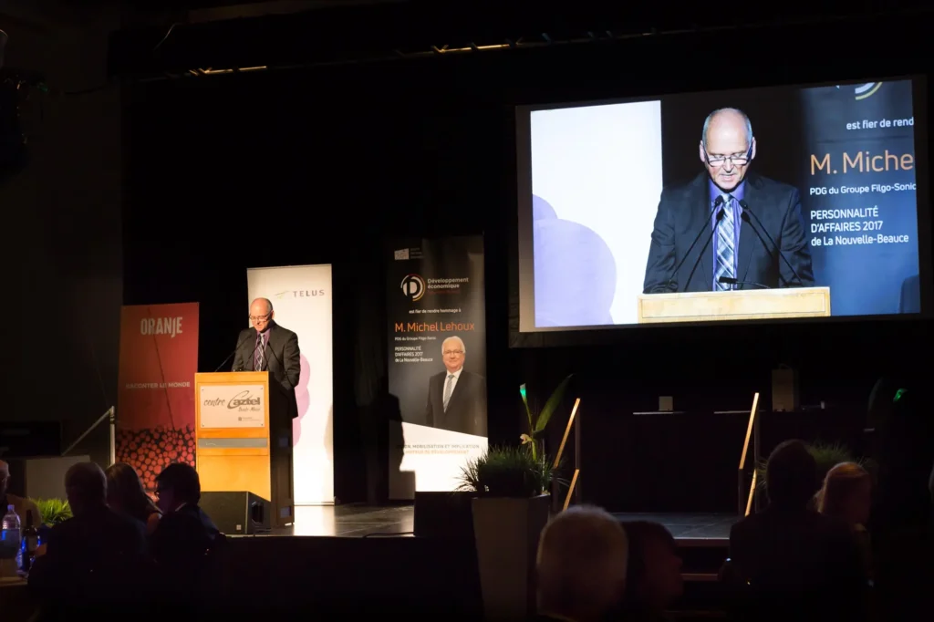 Discours lors d’une cérémonie d’affaires sur scène