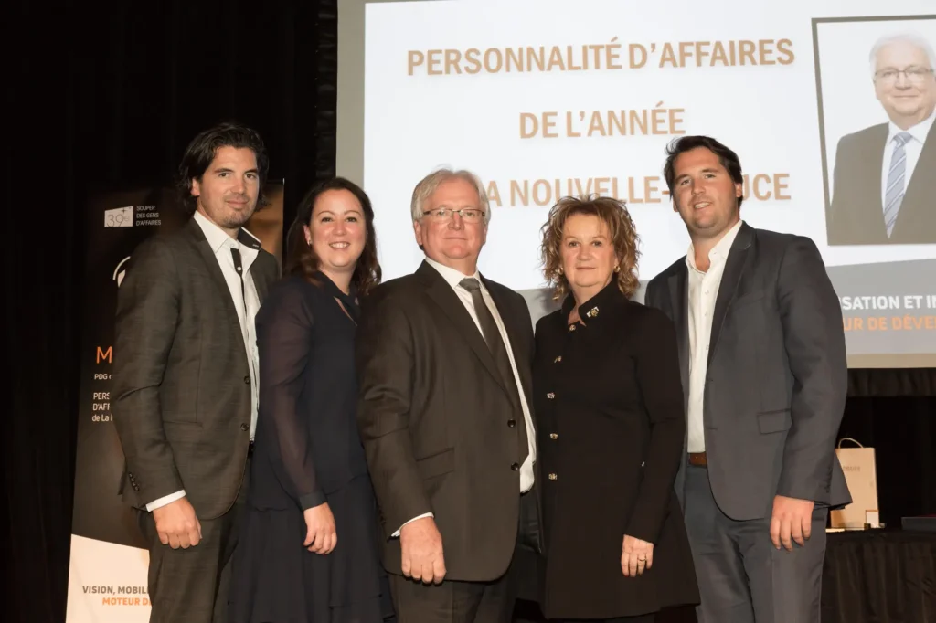 Cinq professionnels lors d’un gala d’affaires