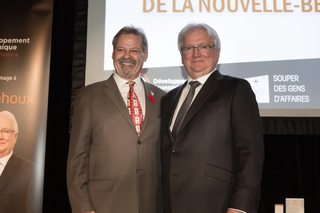 Deux hommes en costume lors d’un événement d’affaires