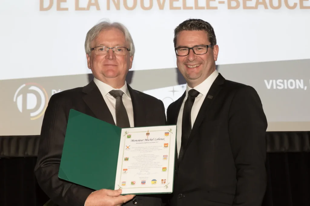 Remise de certificat lors d’une cérémonie officielle