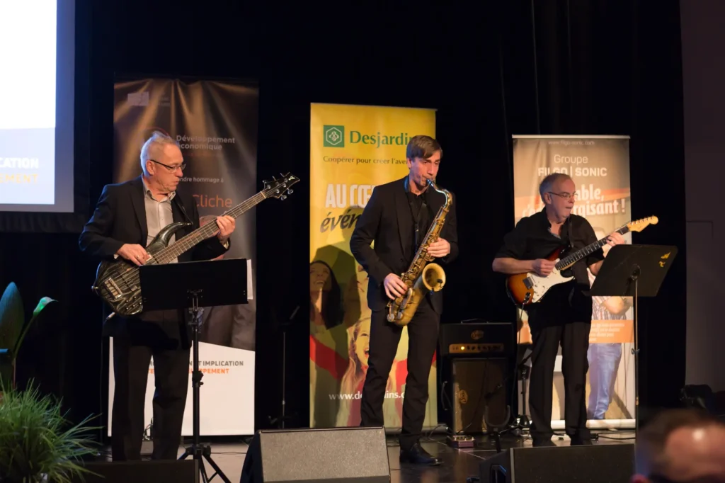 Trio musical sur scène lors d’un événement
