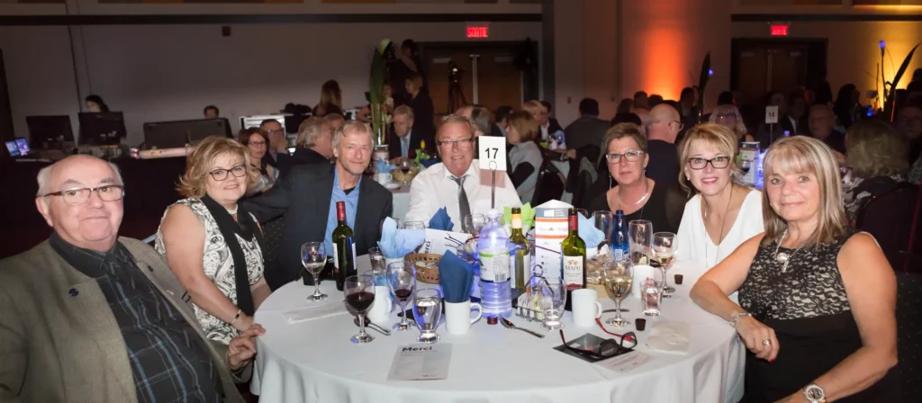 Groupe d'adultes à un dîner de gala