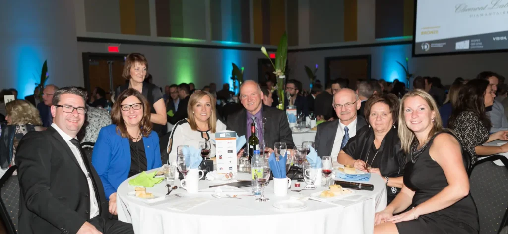 Invités élégants autour d’une table lors d’un gala