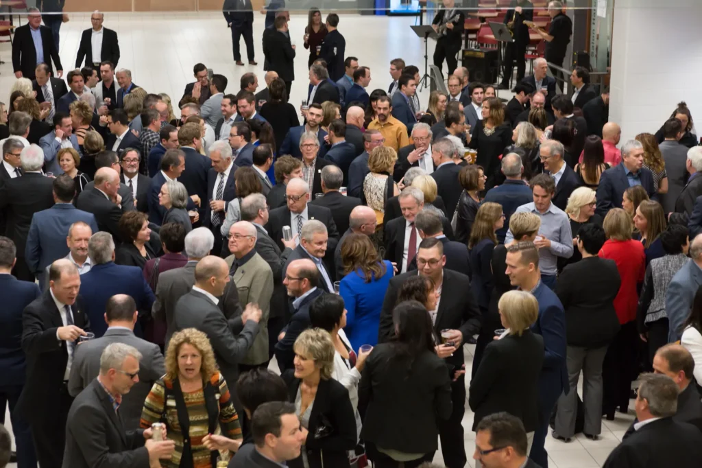 Cocktail professionnel avec foule en tenue d’affaires
