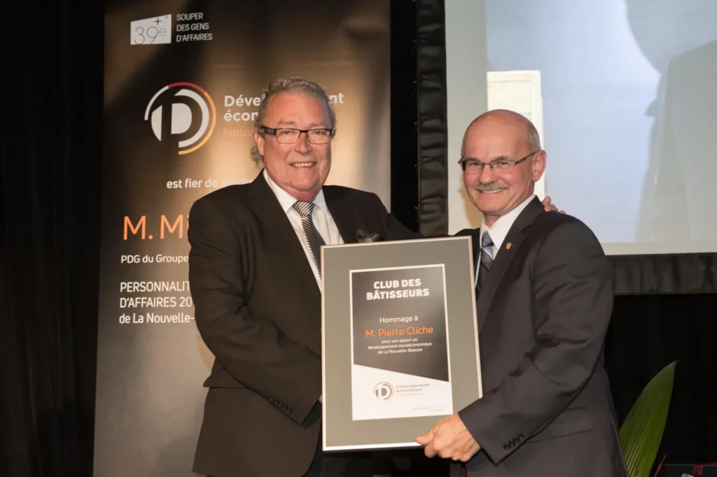 Remise de plaque lors d’un événement d’affaires