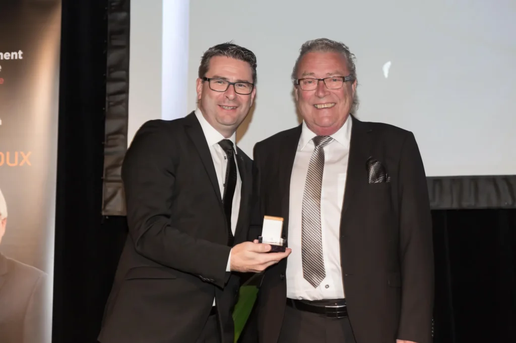 Remise de prix entre deux hommes en costume