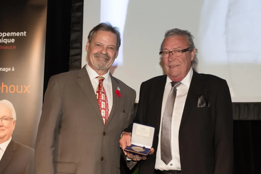 Deux hommes en costume lors d'une remise de médaille