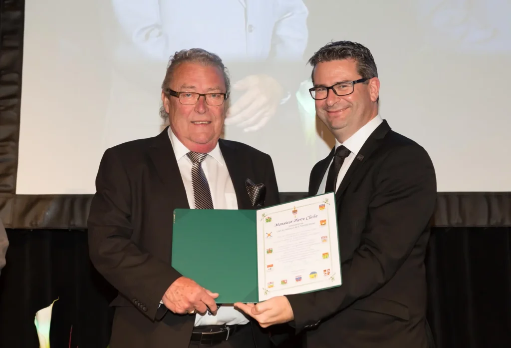 Remise de certificat lors d'une cérémonie officielle