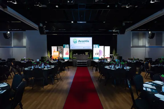 Salle d'événement avec scène et tapis rouge